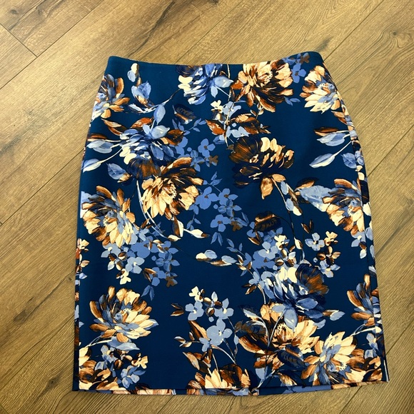 TALBOTS BLUE FLORAL PENCIL SKIRT IN SIZE 6p - Picture 6 of 9